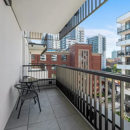 Doki Living By Blue Mandarin Parking & Foodhall Apartmán *